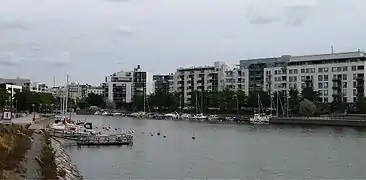 Le canal de Ruoholahti et Jätkäsaari à droite.