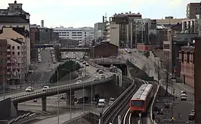 Rues de gauche à droite: Pääskylänkatu, Junatie (pont) et Lautatarhankatu.