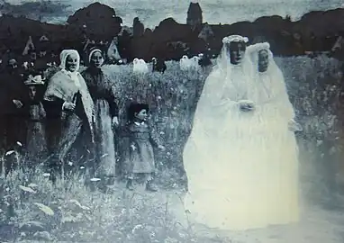 Un Dimanche, enfants de Marie (1898), palais des Beaux-Arts de Lille (photo en noir et blanc par François Antoine Vizzavona).