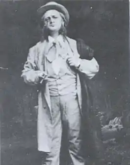 L'acteur Henrik Klausen dans le rôle de Peer Gynt (acte IV) lors de la première au :Christiania Theatre&nbsp;(en) d'Oslo le 24 février 1876.