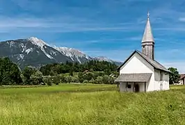 Église Saint Martin à Moederndorf. Au fond, le Spitzegel (2.119 m).