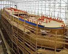 Avril 2009 : les pavois sont peints, l'escalier central des officiers est en place au bord de l'écoutille.