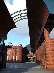 Les avant-toits des bâtiments se courbent vers le haut et vers l'extérieur.