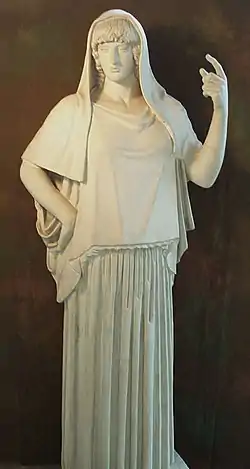 Copie romaine (IIe siècle) d’un original grec d’Hestia Giustiniani de -460 au musée Torlonia de Rome.