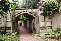 Photo de l'entrée de Egyptian Avenue au cimetière de Highgate, Londres, Angleterre.