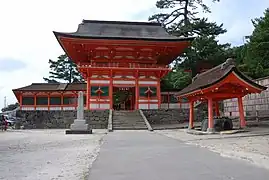 Vue lointaine de la porte Romon du sanctuaire de Hinomisaki montrant ses alentours