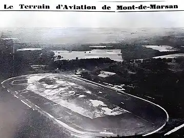 Vue aérienne de l'hippodrome de Mont-de-Marsan et de la piste d'aviation en son centre vers 1911.
