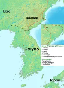Carte de la péninsule coréenne en 1109 montrant les localisations confirmées des forts de Goryeo. Les forts sont dans l'actuel nord de la Corée du Nord, ainsi que pour un dans l'actuel raïon de Khassan. Les frontières sont montrées entre Goryeo et les Jürchens.