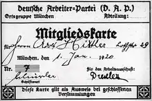 Image noir et blanc de la carte du Parti national-socialiste des travailleurs allemands d'Adolf Hitler. La date d'adhésion du 1er janvier 1920 est lisible.