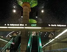 Vue du premier étage de la station depuis le quai central.