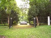 Monument commémorant les 3 500 victimes des exécutions de masse des villages de Vilkija, Veliuona, Seredžius et Raudonė dans la forêt proche de Jaučakiai.