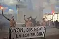 Hommens manifestant à Lyon, sur la place Bellecour.