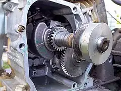Engrenages de distribution sur un moteur Honda GX160 de motoculteur.