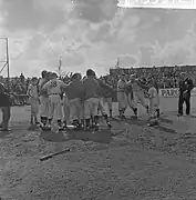 Joueurs célébrant une victoire face à EHS en 1963.
