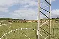 L'installation de fils barbelés a été ajoutée pour décourager l'ascension des pylônes d'antenne.