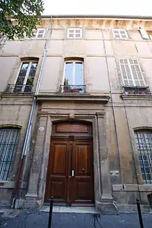 entrée et façade en contre-plongée