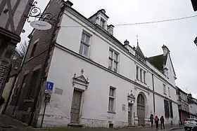 son portail et l'entrée de la ruelle des Chats.