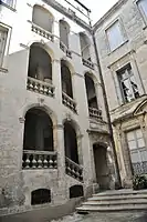 Escalier dans la cour