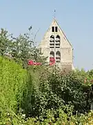 L'église dans la végétation.