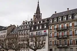 Les nos&nbsp;2-3-4-5 au pied de la cathédrale.