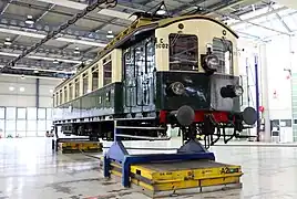 Motrice 9002 en cours de restauration en 2014.