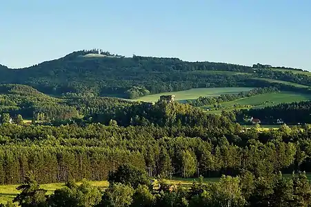 La colline de Maršovice (498,5&nbsp;m), qui domine Jestřebí au sud.