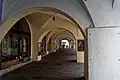 Arcades sous la place