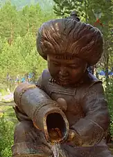 Statue d'un graçon bouriate à une source.