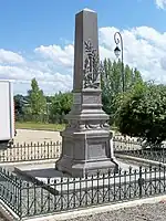 Le monument aux morts près de l'église (déc.&nbsp;2009)