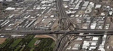 "The Stack (en)", intersection de l'I-10 et de l'I-17. Vue vers le nord au centre-ville de Phoenix.