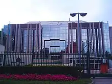 Photographie de la façade de verre d'un bâtiment, en légère contre-plongée.