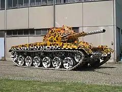 Léopardine, un Char 68 peint avec un camouflage fantaisiste.
