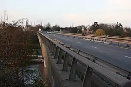 Les voies de circulation sur le pont.