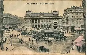 La Gare de Paris-Saint-Lazare dans les toutes premières années du XXe&nbsp;siècle, avec de nombreux omnibus de la CGO en stationnement.