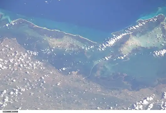 Du cayo Fragoso au cayo Santa Maria, avec la pedraplén traversant la baie de Buena Vista&nbsp;(en)