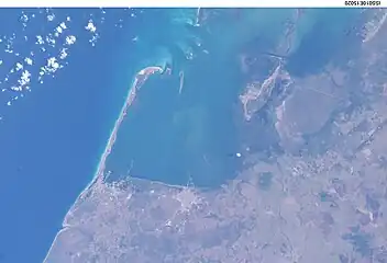 Vue satellite ; port de Santa Marta à la racine de la péninsule de Hicacos