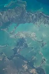 Péninsule sur l'est de Martí divisant la baie de Santa Clara