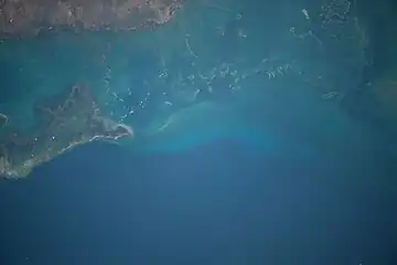 Santa Cruz del Sur contre le bord de la photo en haut ; cayos Pingues (de l'archipel Jardines de la Reina) au milieu à gauche