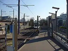 Voies du RER C (à gauche) et du T2 (à droite).