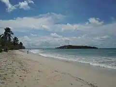 L'îlet Cabrits est situé à l'extrémité est de la grande terre des Salines.