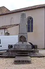 Le monument aux morts devant l'église (mars&nbsp;2012)