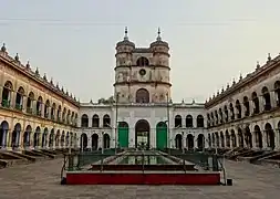 L'Imambara de Hooghly, un important lieu de culte chiite sur les rives de l'Hooghly, construit au XIXe siècle.