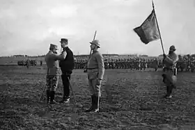 Remise de la croix de chevalier de la Légion d'honneur au capitaine Bougrain par le général Reveilhac, commandant la 60° D.I. 1er décembre 1915