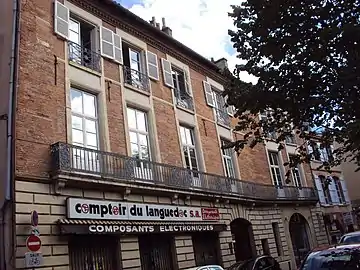 no&nbsp;30 : façade de l'hôtel d'Ouvrier.