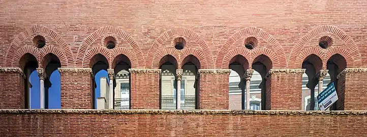 no&nbsp;15 : baies géminées du deuxième étage.