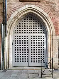 no&nbsp;15 : porte gothique en arc brisé.
