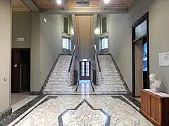 Vue intérieure sur le vestibule et les escaliers.