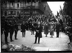 Le drapeau du 43e&nbsp;RI et sa garde (à droite) salue lors de l'inauguration du monument au soldat français inconnu de Laeken le 17 juillet 1927.