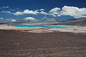 Les volcans Nevado Incahuasi (à gauche) et El Fraile (à droite) devant la Laguna Verde, 2004