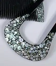 Incrustation de nacre sur peignes japonais